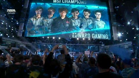 s1mple 与 FaZe 进行瞄准对决